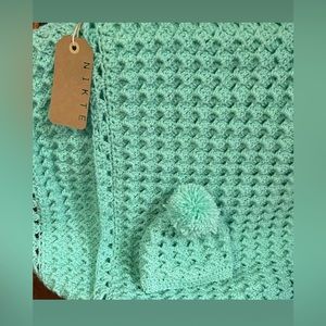 Light green Baby blanket and a hat (3-6 months)